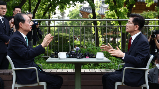 김문수 국민의힘 대선후보와 한덕수 무소속 대선 예비후보가 8일 서울 국회 사랑재에 위치한 커피숍에서 만나 회동하고 있다. [공동취재]